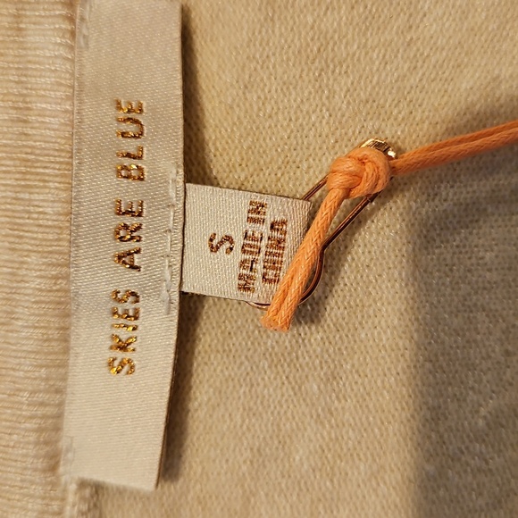 NWT SKIES ARE BLUE 80% Viscose soft v neck stretchy sweater w gold cuff buttons - Picture 3 of 9